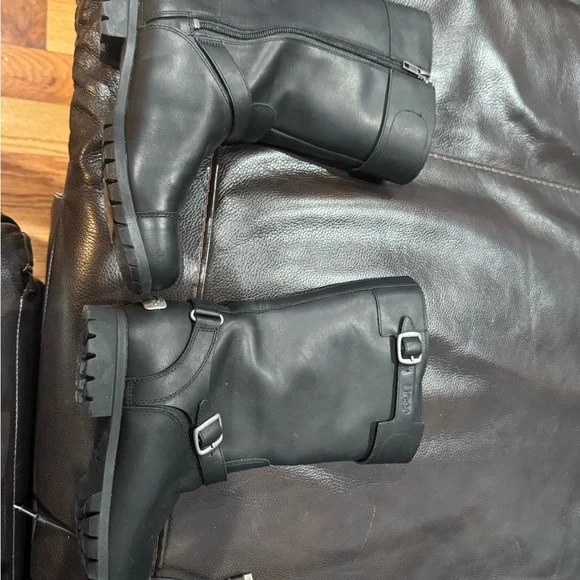 UGG Black Leather Boots with Cream Lining 1001656 - Picture 5 of 5